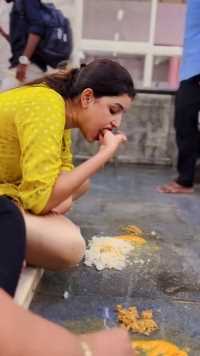 #印度美女用手抓饭吃，网友调侃都不用洗碗了