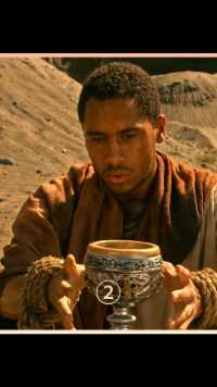 男人在荒漠中遇到一座圣杯，没想到觉醒了天赋异能
