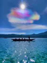 正月初五，泸沽湖天空出现七彩云霞，湖面都映照成了彩色#七彩祥云 #治愈系风景 #泸沽湖