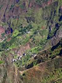 四川省凉山彝族的阿土列尔村。村庄建于海拔1400到1600米的海拔上，他们进出唯一的路，只有一条2556米的钢结构云梯。