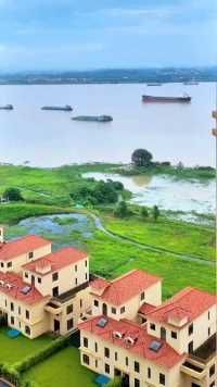 西江河水上涨了，听老人说这叫龙舟水。