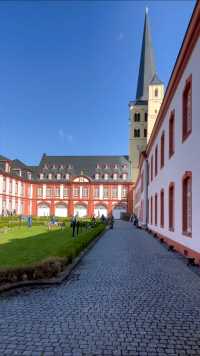 德国科隆西北角建于近千年前的布劳韦勒修道院，是一座前本笃会修道院、莱茵兰最大的罗马式教堂建筑之一，圣尼古拉斯修道院教堂及其高耸的群体建筑不仅是布劳韦勒城镇的特色景观，也是该地区远近闻名的地标 ……