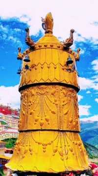 噶陀位于四川省西部金沙江流域的白玉县河坡地区白龙沟朵念山的山腰，海拔4800米，与西藏仅一山之隔。在宁玛巴传承三流，六大金刚道场中噶陀寺是最著名的一个。 噶陀 又译作噶妥、（嘎拖、嘎多），噶陀寺堪称宁玛派的母寺。在过去的800年间，由圣地虹化成就的修行者有十万之众。如今噶陀传承的上师们已遍布亚洲、欧洲、北美等世界各地。