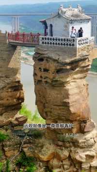 陕西有这样一块奇特的巨石，像斧劈一样被垂直断开，三面凌空，一桥通过，当地称黄河小蓬莱。