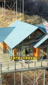 建在山坡的木屋，已经荒废好多年了，如今杂草丛生，这里发生了什么？