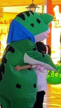 《女蛙》  青蛙人偶向每位路过的孩子传递着欢乐与爱意，可伪装里的落寞与艰辛有谁懂？

#网红青蛙人偶 #爱心拥抱 #鲁能城