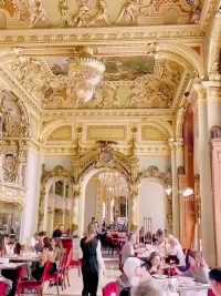 匈牙利纽约咖啡馆华丽的装潢，典雅的陈设，香浓的咖啡，悠扬的旋律，是世界上最美的咖啡馆。