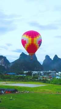 不用去土耳其了，来桂林就可以坐热气球，体会上升那一刻的浪漫，我们要有梦想，要有热情才不会坠跌，才能飞的更远🎈
