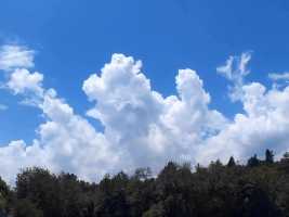 随拍:昆明白杨木箐水库山那边的蓝天白雲 🔷📱💭