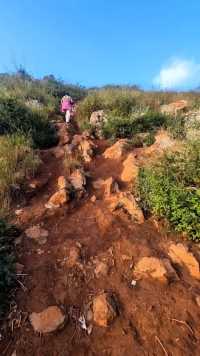 手机随拍:沿着崎岖不平的山路攀登长虫山顶峰 ⛰️📱🚶🏻‍♀️