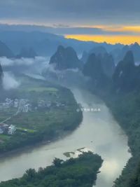 下雨的桂林才是最美的景色 #桂林山水甲天下 #阳朔月遇龙河 #水墨画
