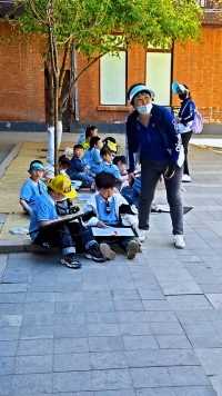 哈尔滨中华巴洛克风情街现场绘画的孩子们