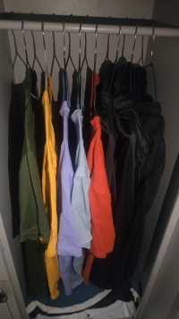 2023年穿过的短袖，每一件短袖都曾经流淌过我的汗水！（2024/5/5立夏）（思路清晰、挂的整齐，距离尺寸。吃的跟吃的，穿的跟穿的，用的跟用的，出门用跟常用再跟重要的。上出门，左常用，右重点，下袋子。）赤，黄，绿，蓝，紫，/橙，灰，黑，白。