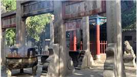 关林庙中国唯一的冢、庙、林三祀合一的古代经典建筑，是五虎上将关羽头颅埋葬的地方