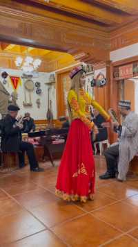 逛累了在百年老茶馆露台坐坐，喝一壶茶，看一场歌舞#喀什古城百年茶馆#