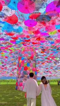 由万把油纸伞组成的天空之伞，也太好看了吧，这么浪漫的地方，当然要和喜欢的人一起去呀 