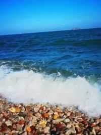 石头在海浪的冲刷下失去了棱角 我们在生活的磨砺下忘掉了自我 #听听大海的声音 #保持热爱奔赴山海 #带你去看海