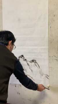 沈杰松创作牡丹国画。