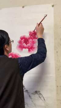 沈杰松创作中国牡丹花。