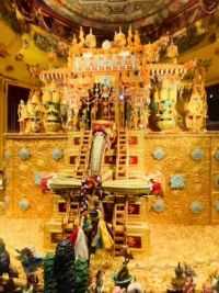 大昭寺内十三尊大威德金刚坛城、坛城、即“曼陀罗”，是修习藏传佛教的重要供器，其内塑神像、法器，表现诸神的坛场、宫殿
