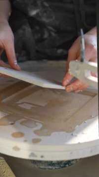 手工拉坯的师傅称之为手拉坯艺人，即匠人。制作过程中由于环境因素、人文因素的影响，手法运用得精、拙程度直接关系到陶瓷拉坯品质的高低#手工陶艺 #手艺人 #匠心制作 #拉坯 #陶瓷艺术