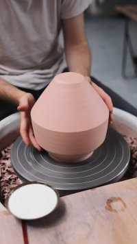 陶瓷上釉这一变化再次启迪陶瓷艺人，可以在陶瓷上通体施釉上釉甚至多层施釉。这一创意，看似不经意，却完成了艺人意想不到的伟大创举#陶瓷艺术 #手工陶艺 #匠心制作 #手艺人 