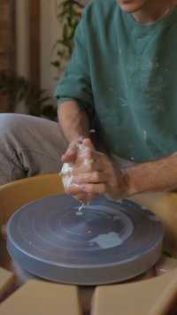 拉坯成型法是制陶工艺上的一大进步，它是陶瓷工艺发展到一定阶段出现的较为先进的成型工艺，也是陶瓷历史上重大革命#匠心制作 #手艺人 #手工陶艺 #陶瓷艺术 #制作过程 #高端茶器 #手工diy #拉坯