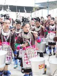 今天从江贯洞五年一次的牯藏节，侗家姑娘们挑着甜酒去给吹芦笙的腊汗们吃#侗族 #少数民族风情 #杨宛灵
