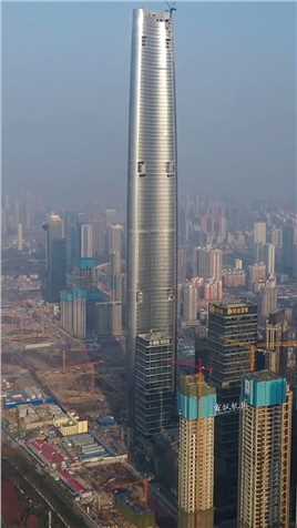 武汉第一高楼建了11年，被削减了100多米，终于即将完工！