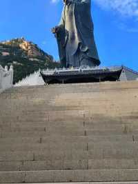 千难万难不离崂山，崂山太清宫里面有世界最高老子铜像，高36.9米，一手指天一手指地，很多人不明白，你们知道代表什么意思吗