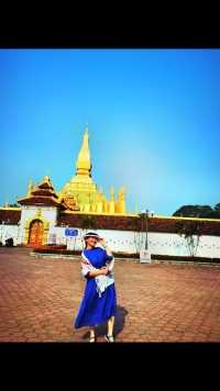 这个塔銮寺是老挝寺庙的代表，也被称为皇塔
