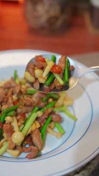 “白玉菇炒蒜台”非常有营养的一道下饭菜，做法也很简单！#美食