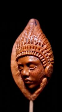 印第安女酋长，双面浮雕，人物开脸非常写实漂亮，头饰羽毛细节层次非常完美，背刻狮子代表力量和勇气！