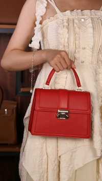 这款中国红色的包是不是设计的很简约大气？