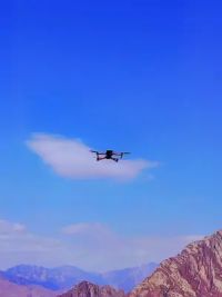 今天天气很好，蓝天白云的，飞到500米高，居然发现一台无人机也在拍贺兰山，悄悄拍下来。
