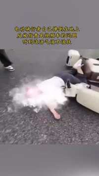 电动骑行者自己摔倒在地上，反被指责是视频车的问题，听到这语气该不该扶