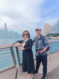 我们走在香港星光大道上，观赏两岸风光，登上太平山顶，俯瞰维多利亚港。。。。。