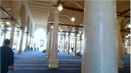阿米尔清真寺内部参观，正好遇到教徒们在做礼拜。#埃及#清真寺#礼拜