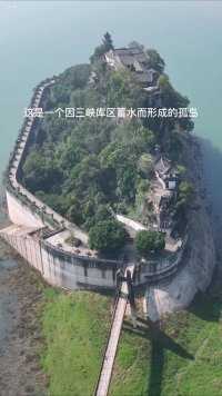 这是一个因三峡库区蓄水而形成的孤岛，长江上的一颗明珠，它叫石宝寨，岛上有一座始建于清康熙年间的建筑，通高56米，共12层，世界所罕见，被誉为世界八大奇异建筑之一