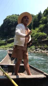 神农溪最年轻的纤夫就是这位独一无二穿白色防晒服的50岁帅哥。