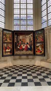 🇧🇪 Leuven, Belgium～比利时，鲁汶小镇，圣伯多禄教堂⛪️始建于1420年。
最著名的《最后的晚餐》保管于此，由画家德尼克·波茨（Dirk Bouts）于1465年50岁时创作，是北方文艺复兴风格的作品。🌹🌹
早于达芬奇《最后的晚餐》30年。
非常精美的祭坛画👍👍