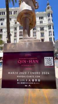 🇪🇸 Alicante 西班牙海滨“太阳城”：阿利坎特。作为“中西文化和旅游年”开幕活动之一，“中国秦汉文明的遗产”展览在西班牙阿利坎特考古博物馆开幕。这是矗立在滨海广场的中国西安的兵马俑塑像😄