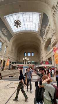 🇮🇹 Stazione di Milano Centrale 意大利米兰中央火车站💕 是欧洲最大的火车站，现客流量位居全意大利第二。始建于1864年，由乌里塞·斯塔齐尼（Ulisse Stacchini）设计，1931年竣工并投入使用。米兰中央车站有24个站台，每天有大约32万名旅客，到发500辆列车，每年约有1.2亿乘客使用。