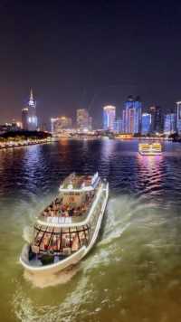 珠江夜游，打开夜广州的唯美浪漫方式。