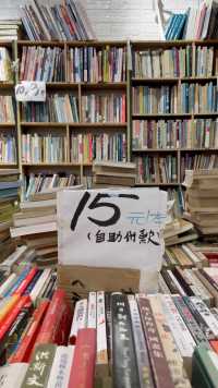 鹭江中大附近，有一家“家己人”开的自助付款书店。