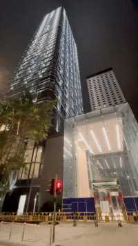 香港中环长江集团中心二期，荣获 2023-2024年度亚太区房地产大奖（2023-2024 Asia Pacific Property Awards）年度香港最佳写字楼建筑五星大奖（Best Office Architecture for Hong Kong），处于长江集团中心一期斜对面。