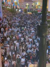 五一假期第二天，南京路步行街人流量越来越大，人山人海！