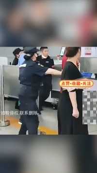 地铁保安与乘客起冲突，竟一脚踹向乘客要害，乘客瞬间变了脸色