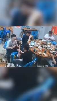 男子与朋友聚餐醉酒后玩打拍手，没想到下一秒