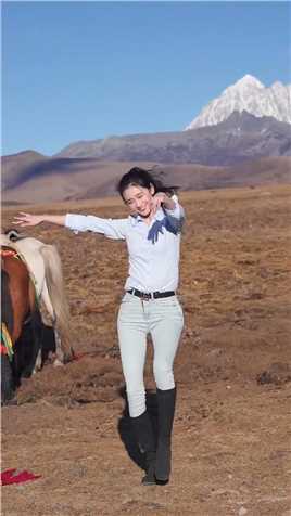 草原的天空雪山牛和马都是我的观众，唯独缺了？#玛尼情歌#藏族舞